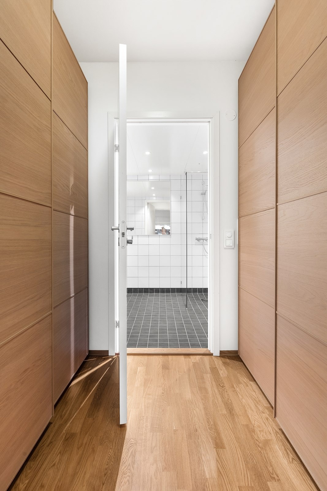 Walk-in garderoben har godt med integrert skapplass. Galleribilde