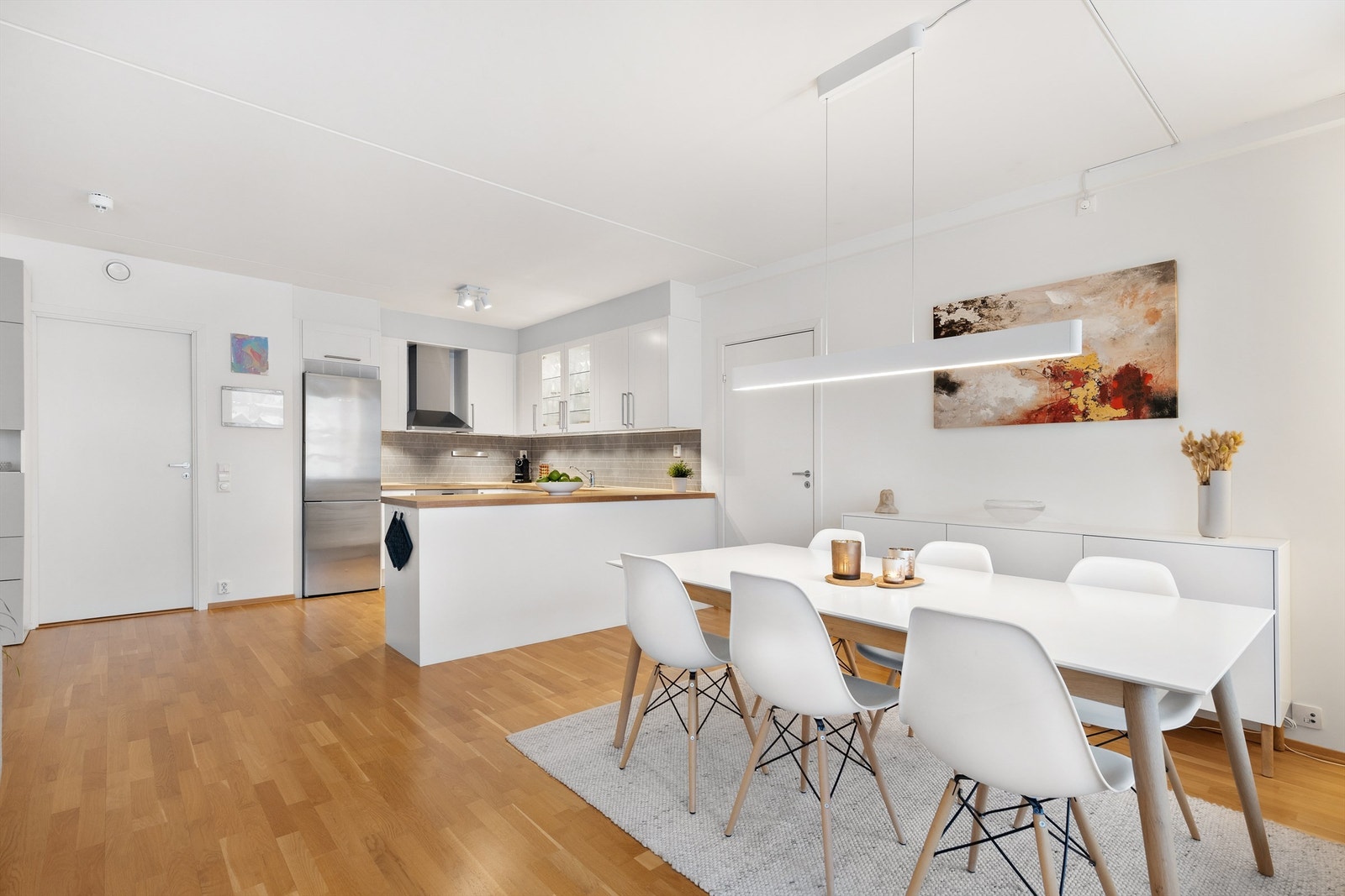 Den åpne kjøkkenløsningen skaper et sosialt område når man har gjester. Galleribilde