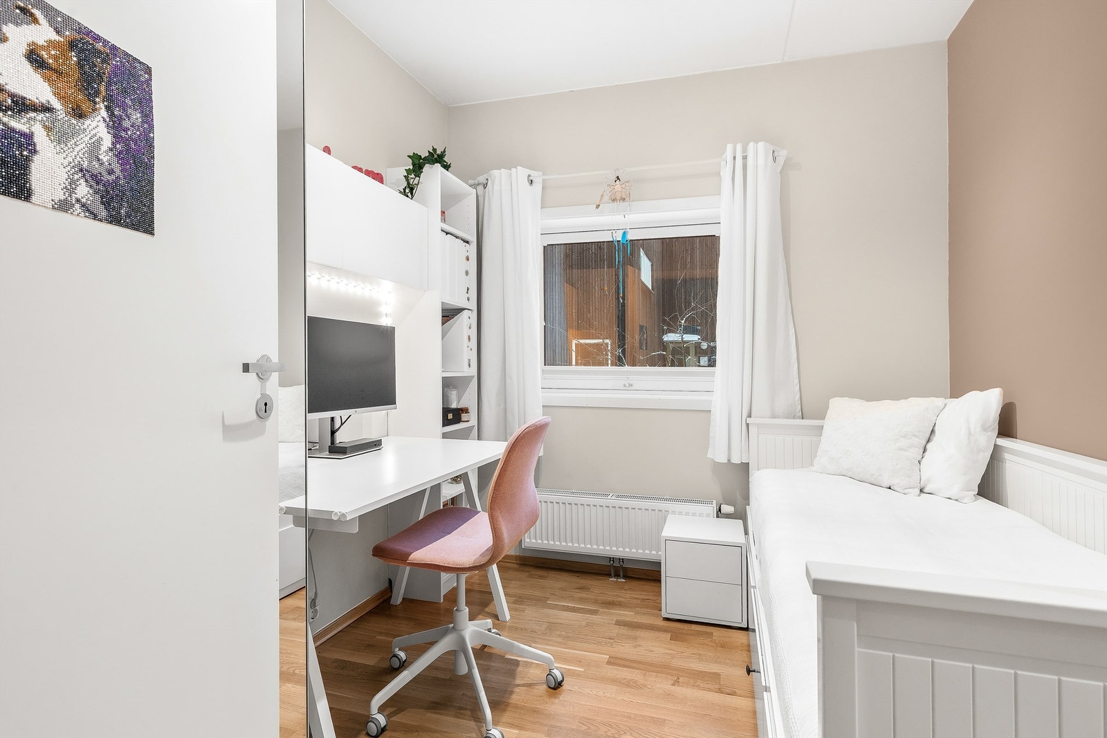 Vindusflater som slipper inn godt med naturlig lys. Galleribilde