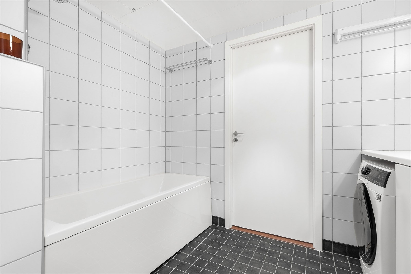 Badekar med vegghengt badekararmatur. Vegghengt toalett. Opplegg for vaskemaskin. Galleribilde