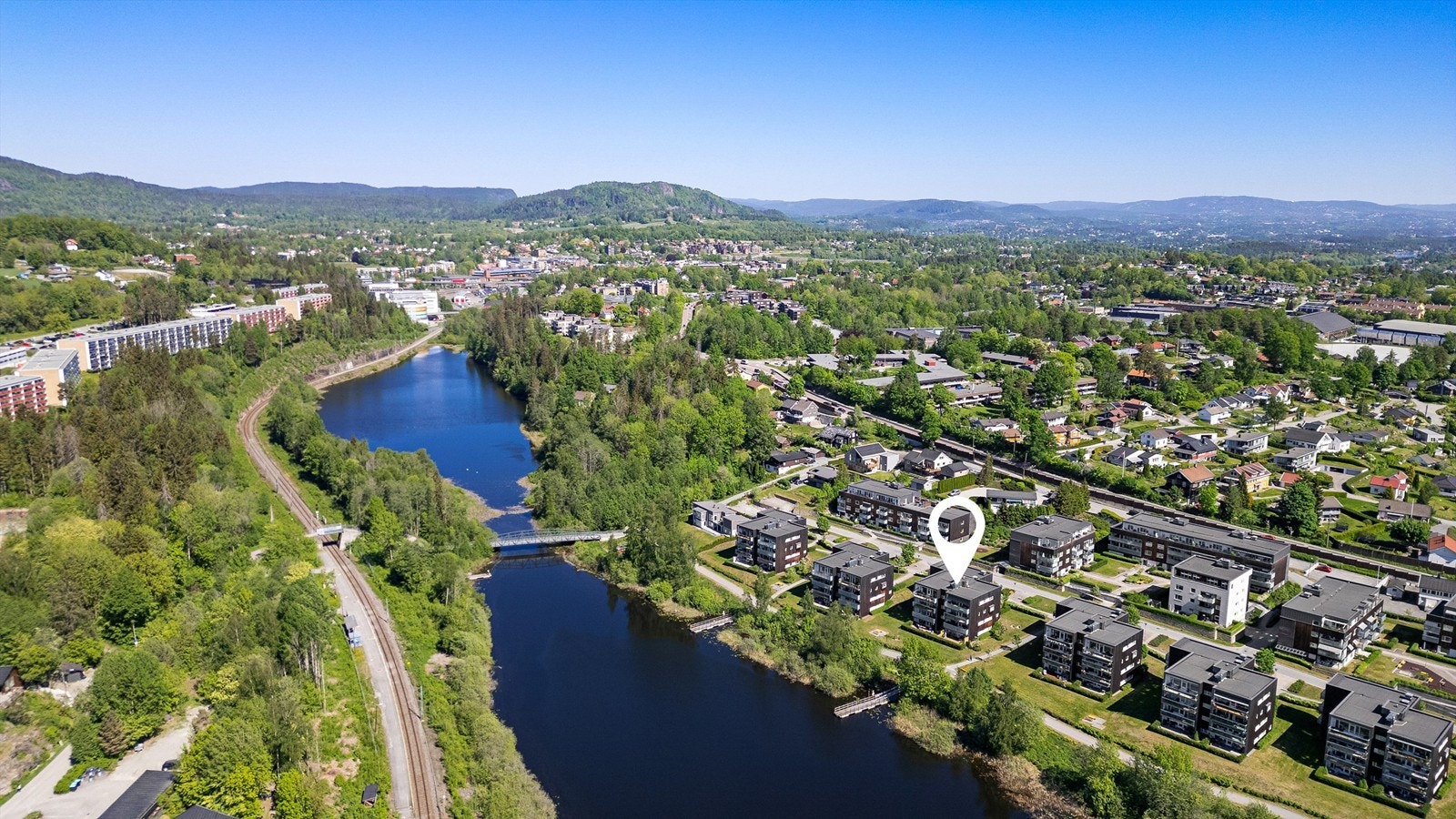 Bondistranda ligger sentralt til og du bruker rundt 5 minutter på kjøre til Asker sentrum. Galleribilde