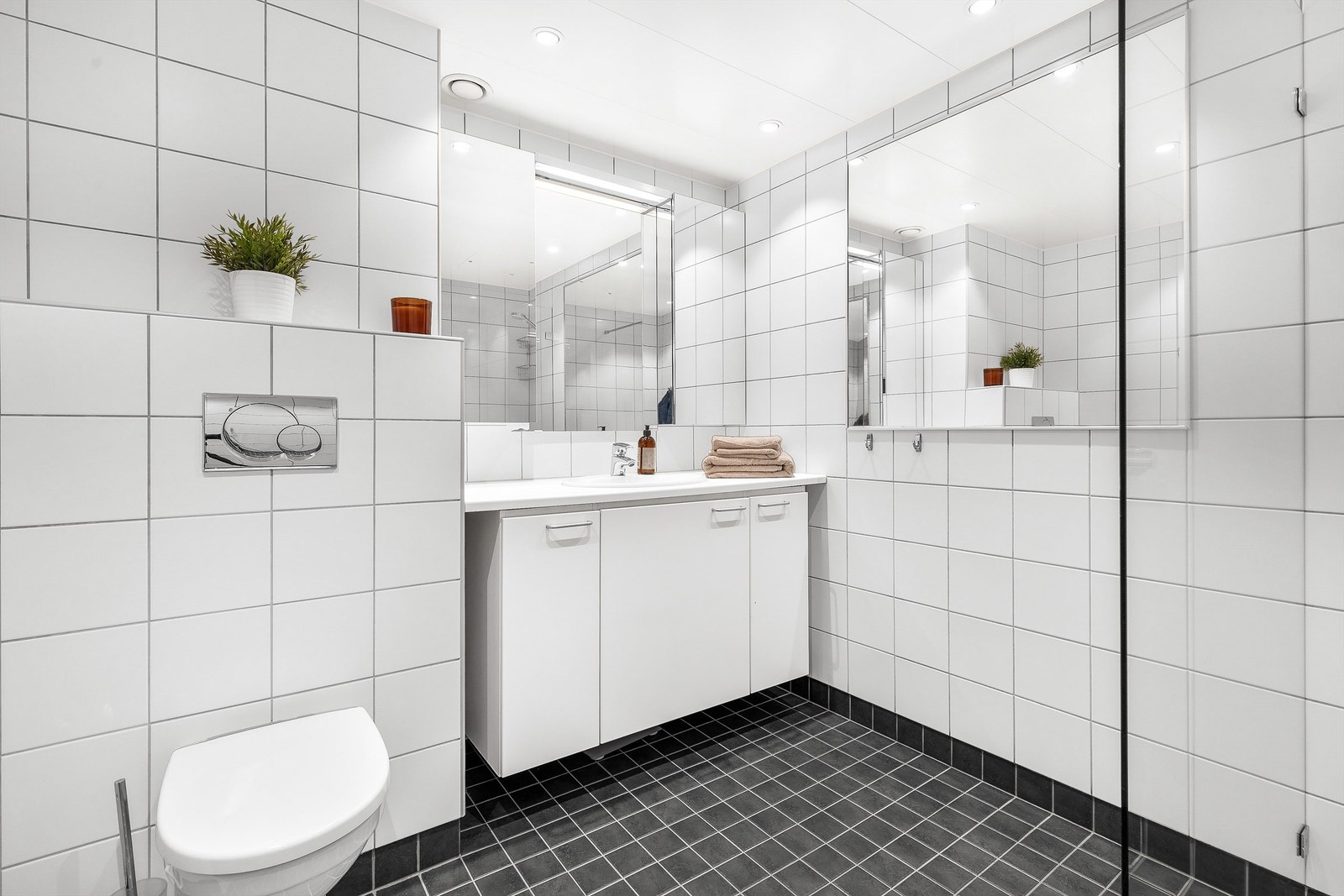 Vegghengt toalett. Mekanisk avtrekk med ventil i himling. Galleribilde