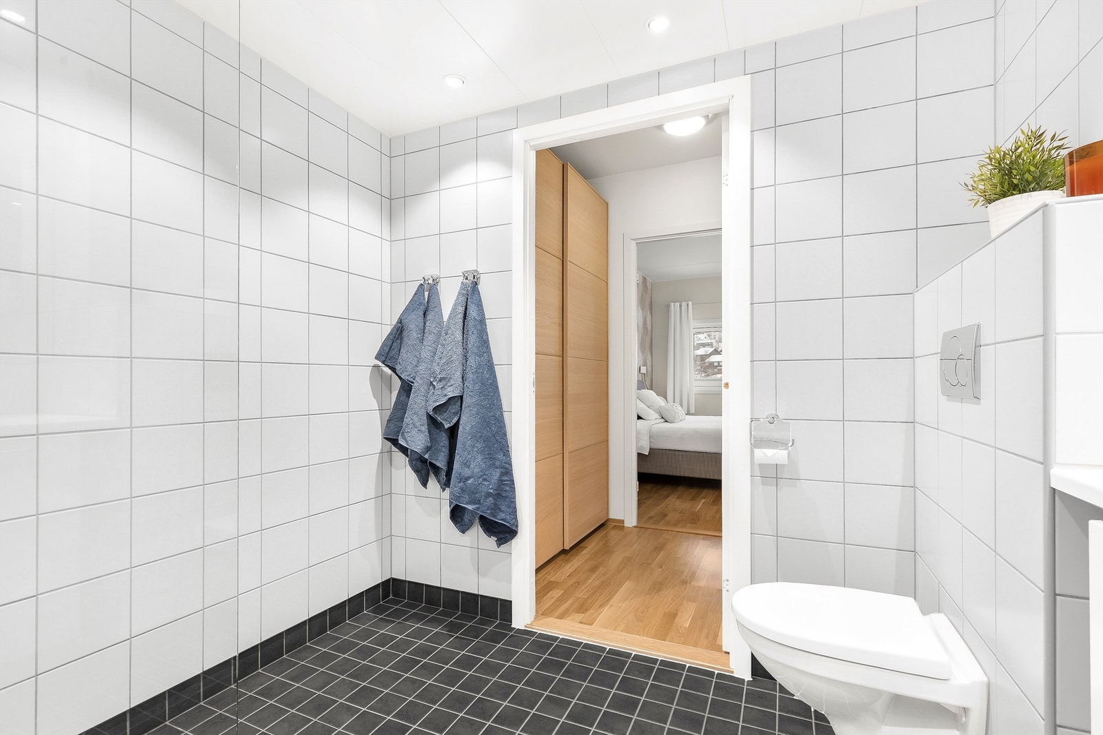 Badet med inngang fra hovedsoverommet har flislagt gulv med gulvvarme og flislagte vegger. Galleribilde