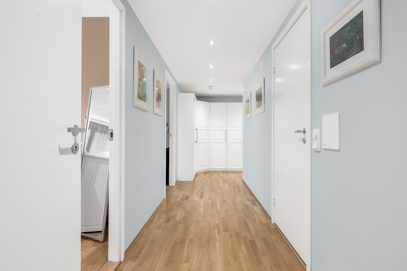 Fra gangen er det inngang til et av badene, to av soverommene og til stue og kjøkken. Galleribilde