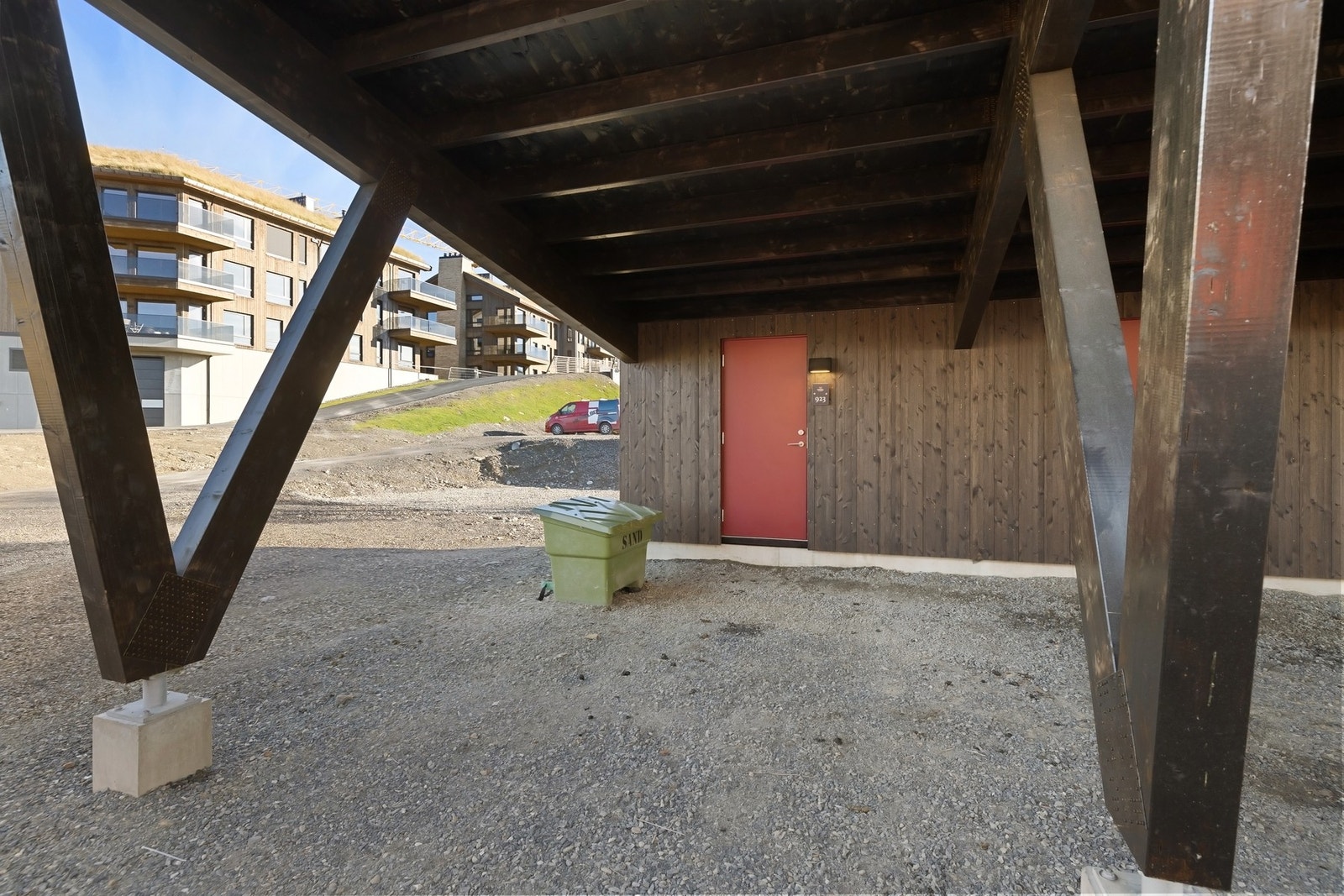 Det følger med en carport med bod i bakkant på leiligheten, her kan du enkelt legge opp til el-bil lader. Galleribilde