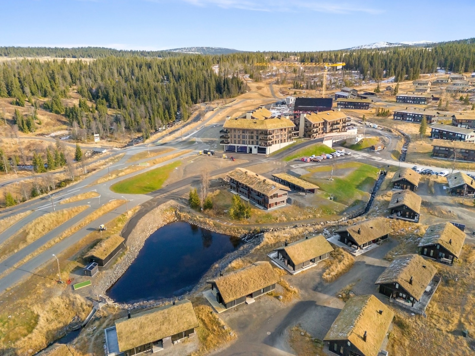 Bygg 9 som dette er, ligger med ett lite vann foran seg, her blir det det alltid stille og harmonisk beliggenhet. Galleribilde