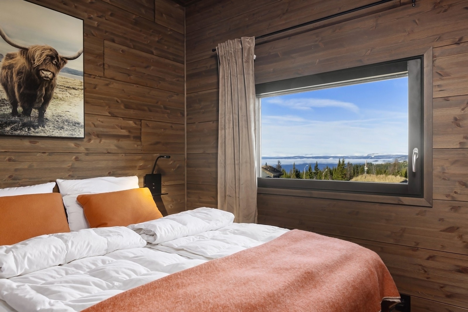 Soverom 2 - med fantastisk atmosfære, utsikten avviker noe fra virkeligheten. Galleribilde