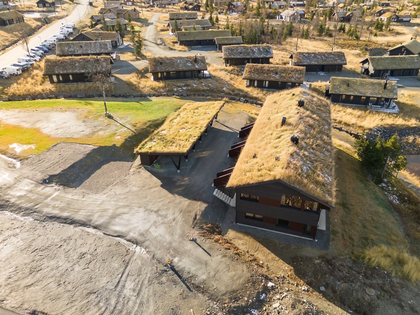 Her er høstbilde av bygget som viser carportene med sportsbod i bakkant. Galleribilde