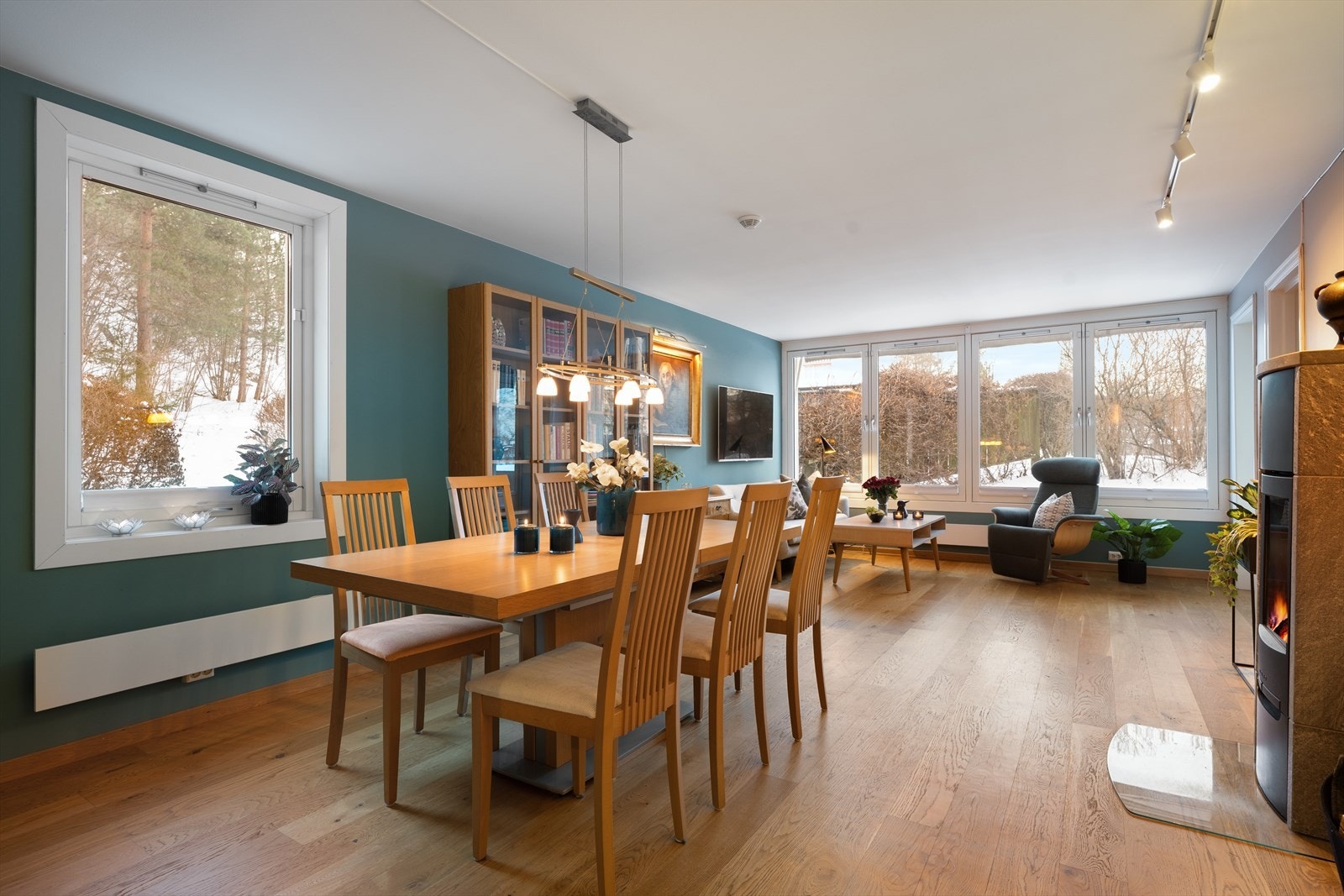 Tiltalende og luftig stue med rause vindusflater som slipper inn rikelig med naturlig sollys og skaper en hyggelig atmosfære. Galleribilde