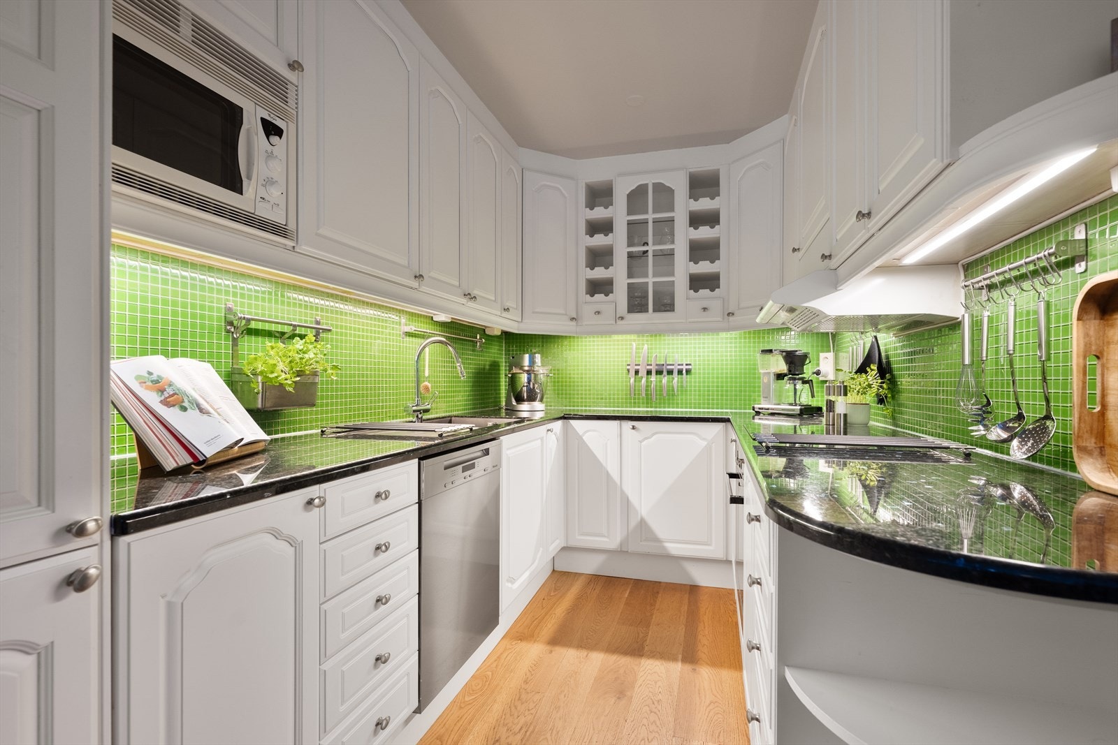 Kjøkkeninnredning fra Sigdal med profilerte fronter og nedfelt vaskekum i steinplate (blue pearl) benkeplate. Kjøkkenet er innredet med integrerte hvitevarer og oppvaskmaskin. Det er montert automatisk vannstopper i benkeskap. Galleribilde