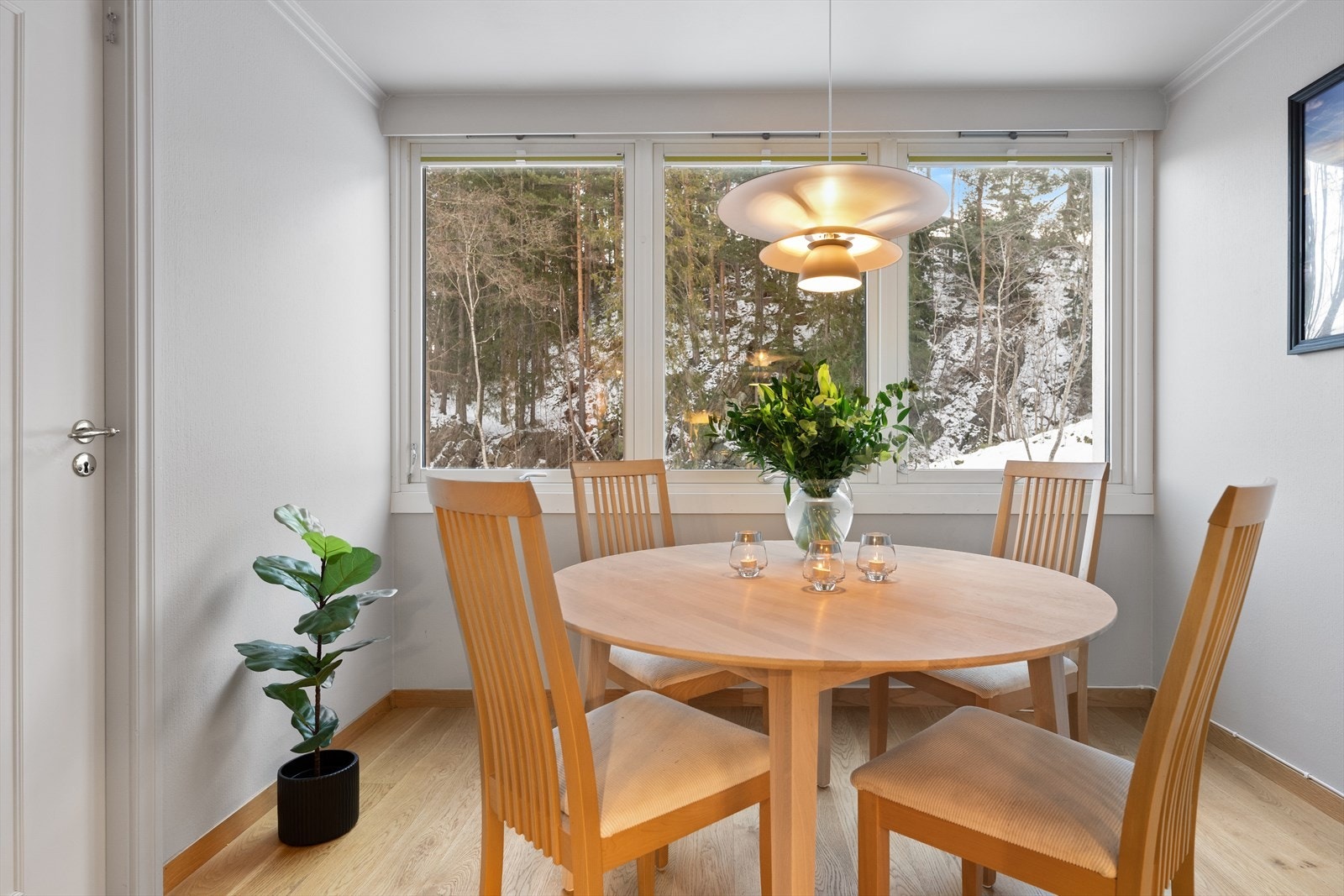 Kjøkkenet er designet og innredet med tanke på funksjonalitet, og er et hyggelig oppholdsrom. Galleribilde