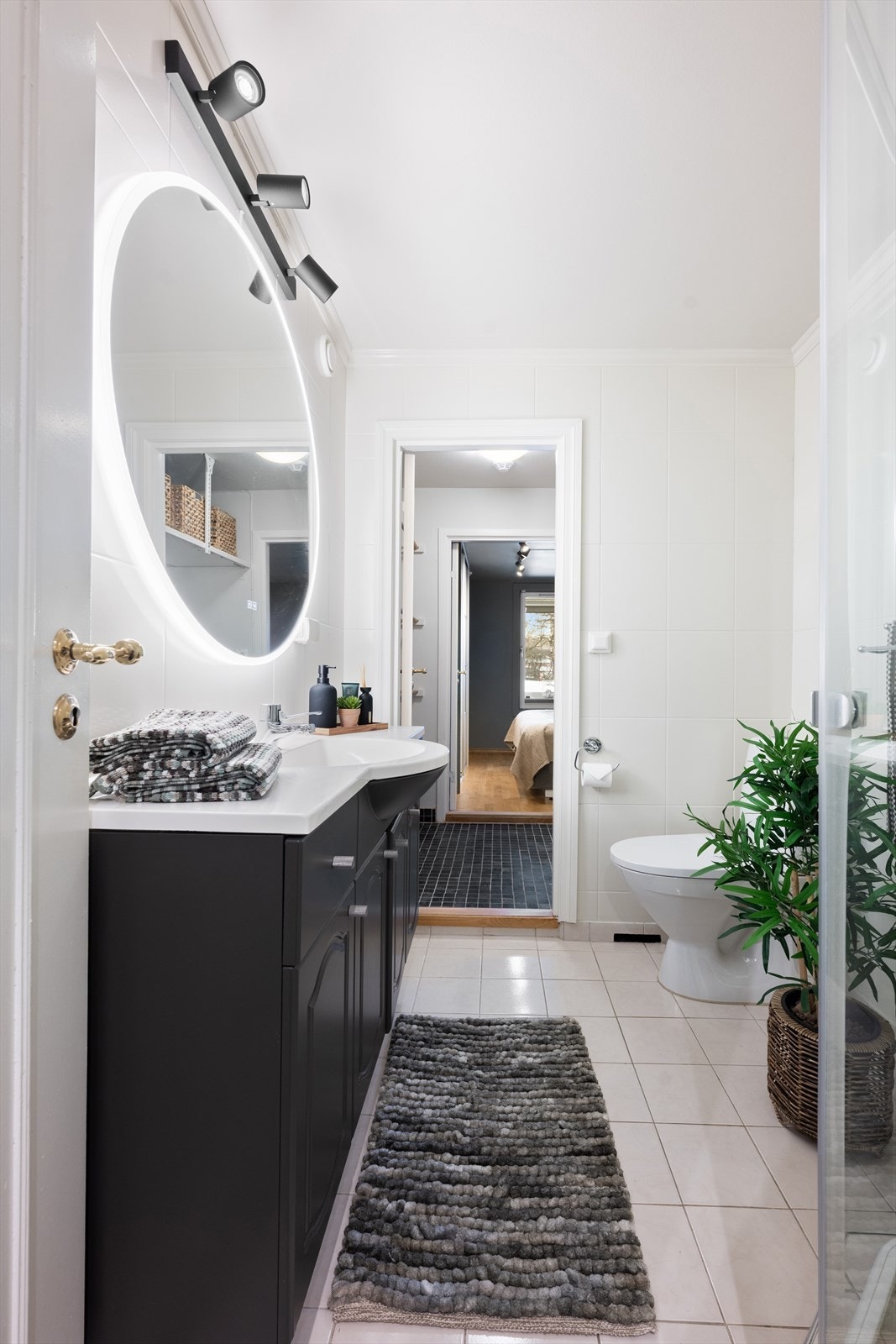 Badet er innredet med wc, servant i innredning og speil med integrert belysning. Galleribilde