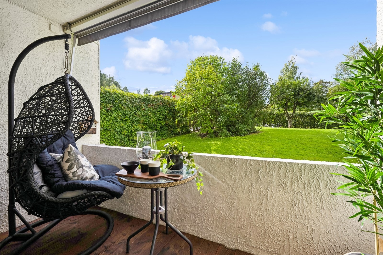 Balkongen er som en forlengelse av stuen på varme dager og har plass til utemøbler, blomster, grill e.l. Her kan man nyte late dager med sen kveldssol! Galleribilde