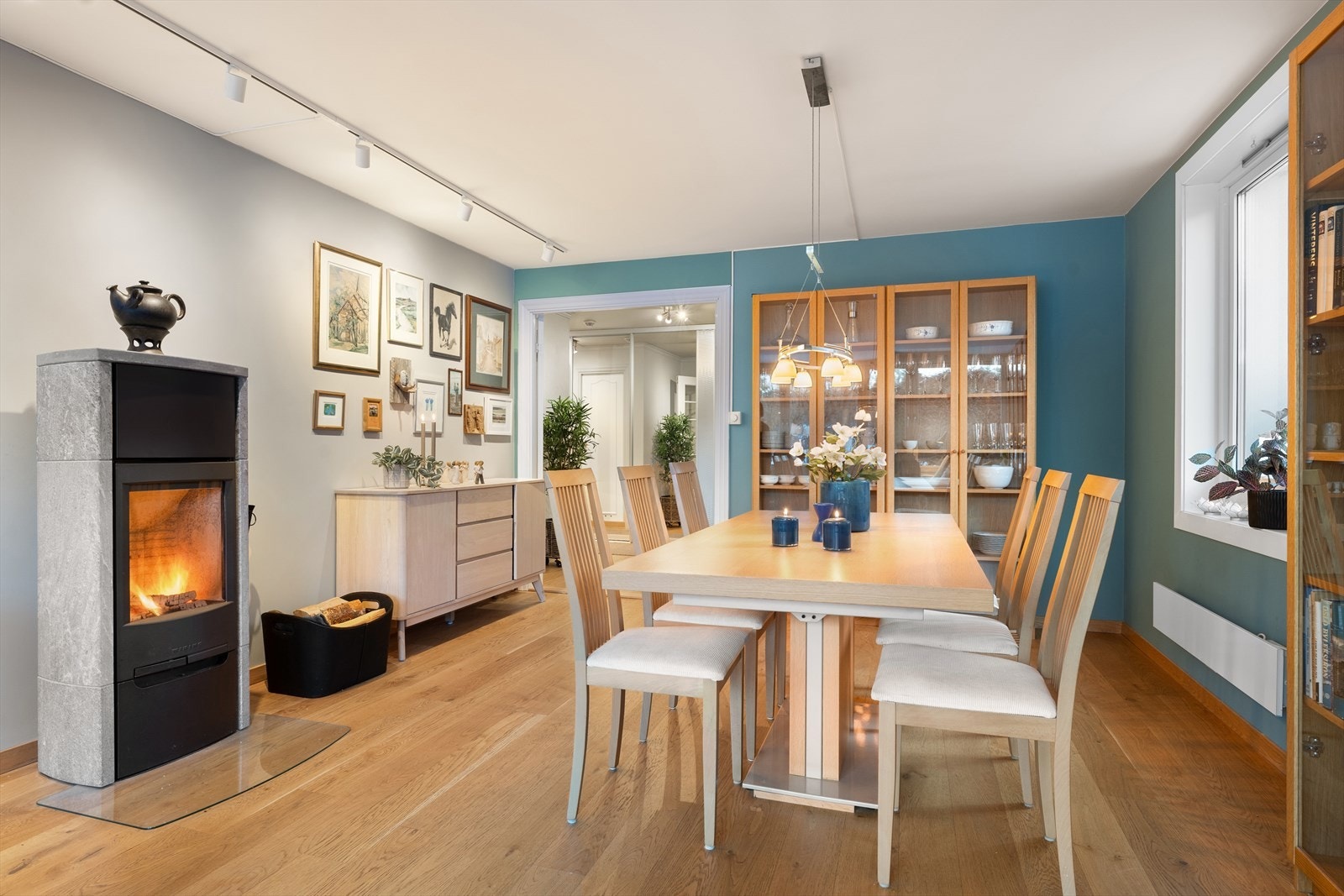 Stuen er familiens naturlige samlingspunkt, og har en peiseovn som varmer godt på kalde dager. Galleribilde