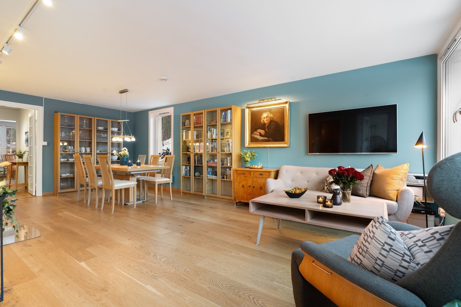 Det er gode møbleringsmuligheter i stuen, med plass til spisestue, sofagruppe, TV-benk og tilhørende møblement. Galleribilde