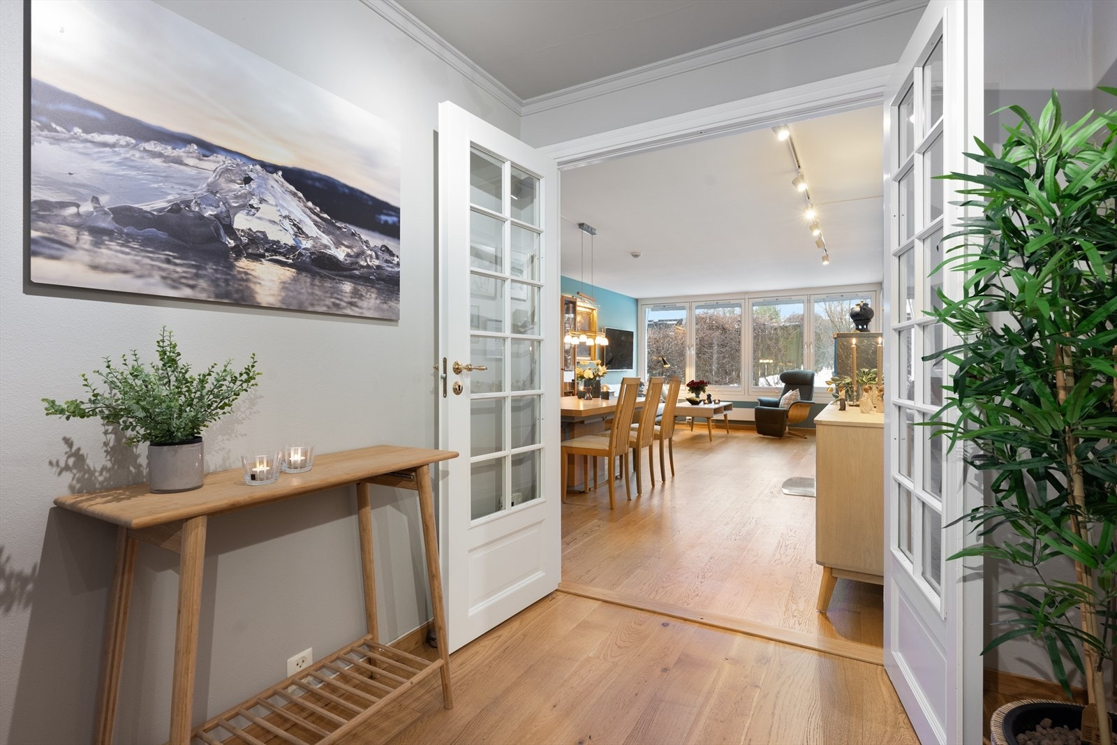 Det er lagt varmefolie på gulv i stue, kjøkken og entré, som gir en behagelig temperatur året rundt. Galleribilde