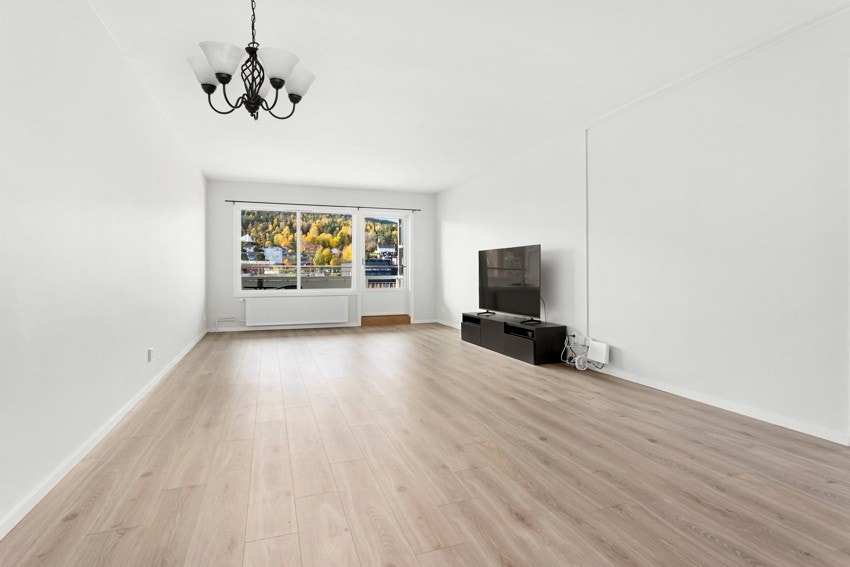 Stuen fikk nytt gulv og veggene ble malt i 2023 Galleribilde