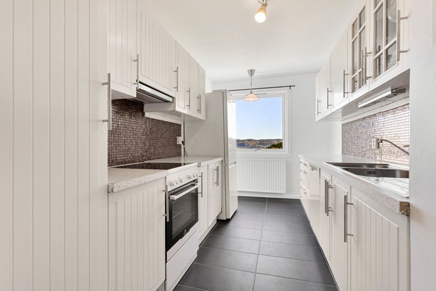 Flott kjøkken med vakre fronter og laminerte benkeplater Galleribilde