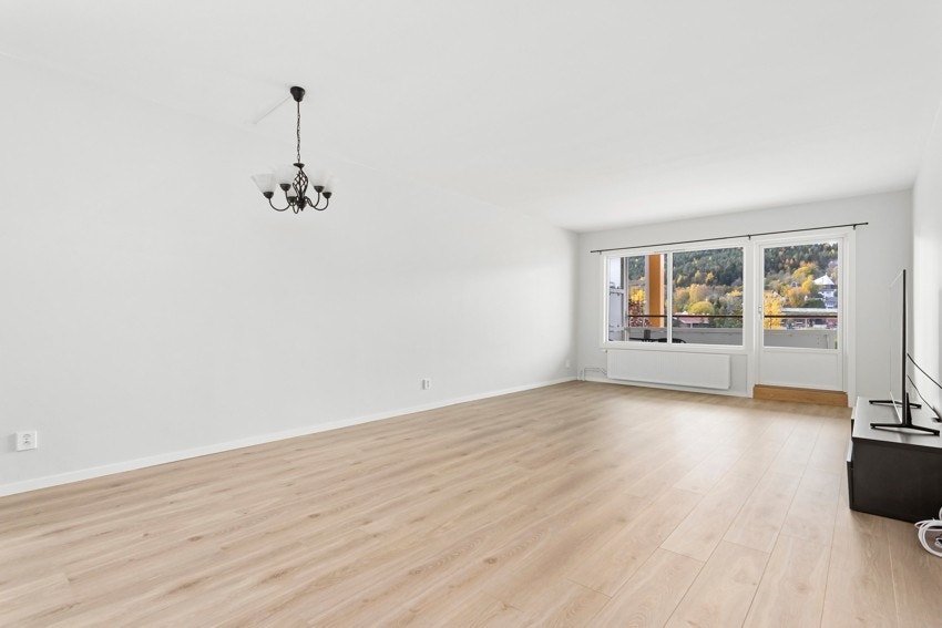 Fra stuen er det utgang til overbygget balkong på omtrent 9 kvadratmeter Galleribilde