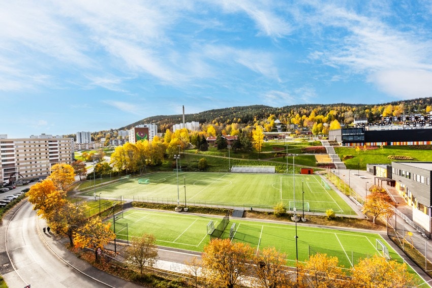 Utsikt fra balkongen mot fotballbanen Galleribilde