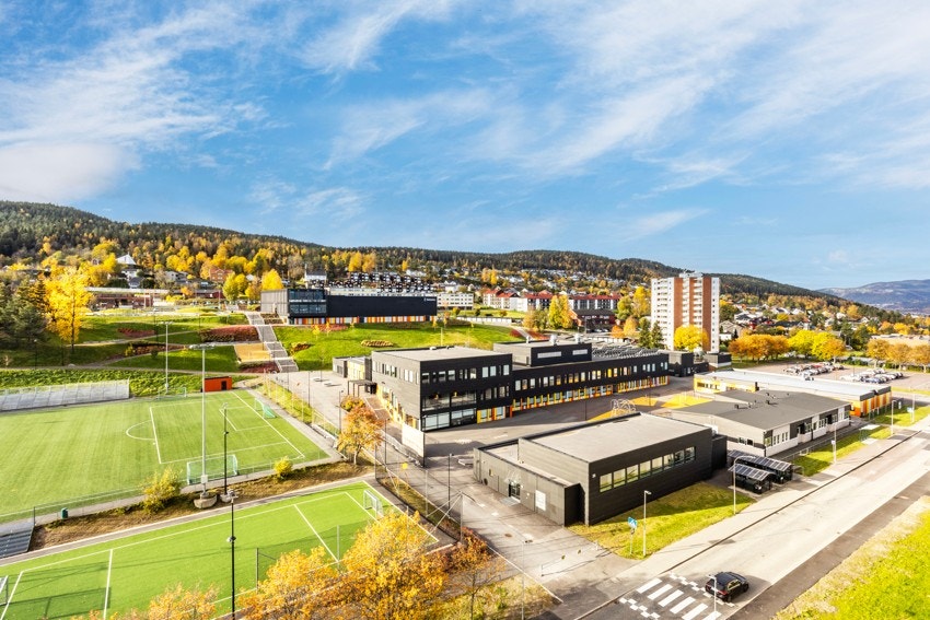 Flott utsikt mot fjell skole og fotballbanen Galleribilde