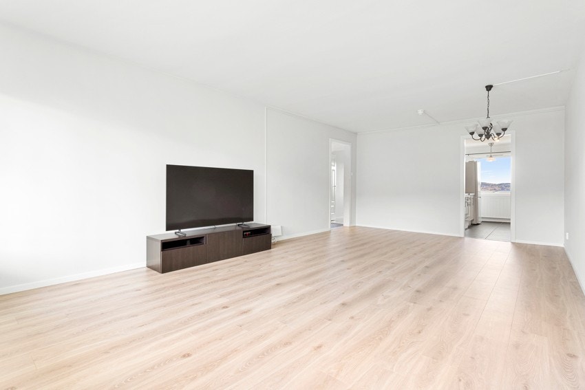 Stuen har god plass til forkjellig møbeltment Galleribilde