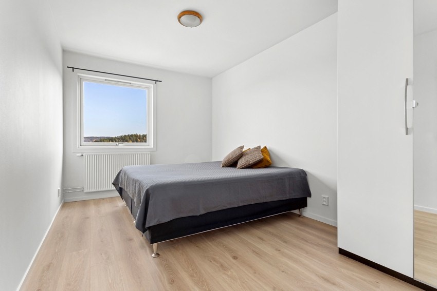 Hovedsoverom med nok plass til en dobbeltseng, garderobeskap og annen innredning Galleribilde