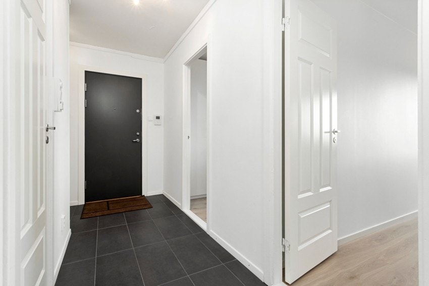 Entré/gang er utstyrt med dørcalling. Gulvet er flislagt og veggene er vakkert malt Galleribilde