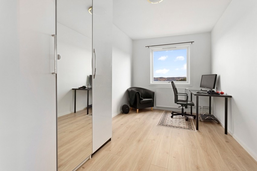 Soverom 2 er lyst og romslig, perfekt for en seng, garderobeskap og personlig innredning. Galleribilde