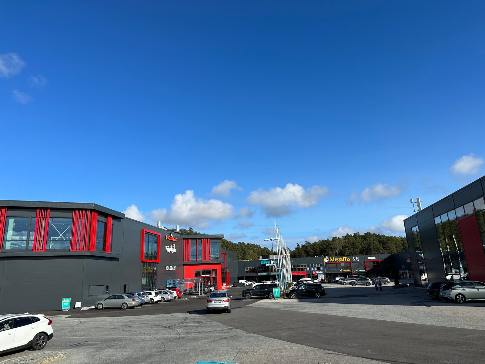 Nybygget med inngang til venstre, rød portal Galleribilde