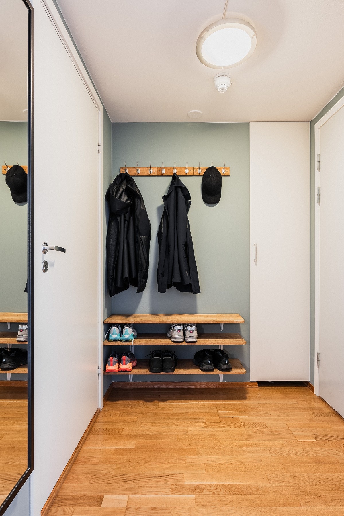 - Entré med muligheter for oppbevaring Galleribilde