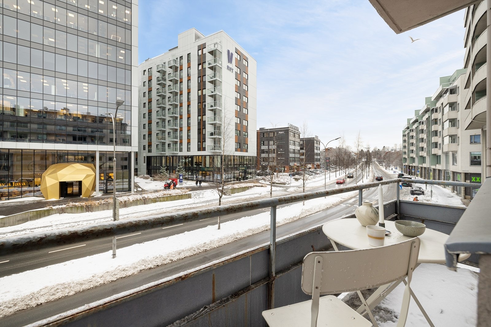 Fra stuen er det utgang til en sydvestvendt brannbalkong på ca. 3 kvm. Galleribilde
