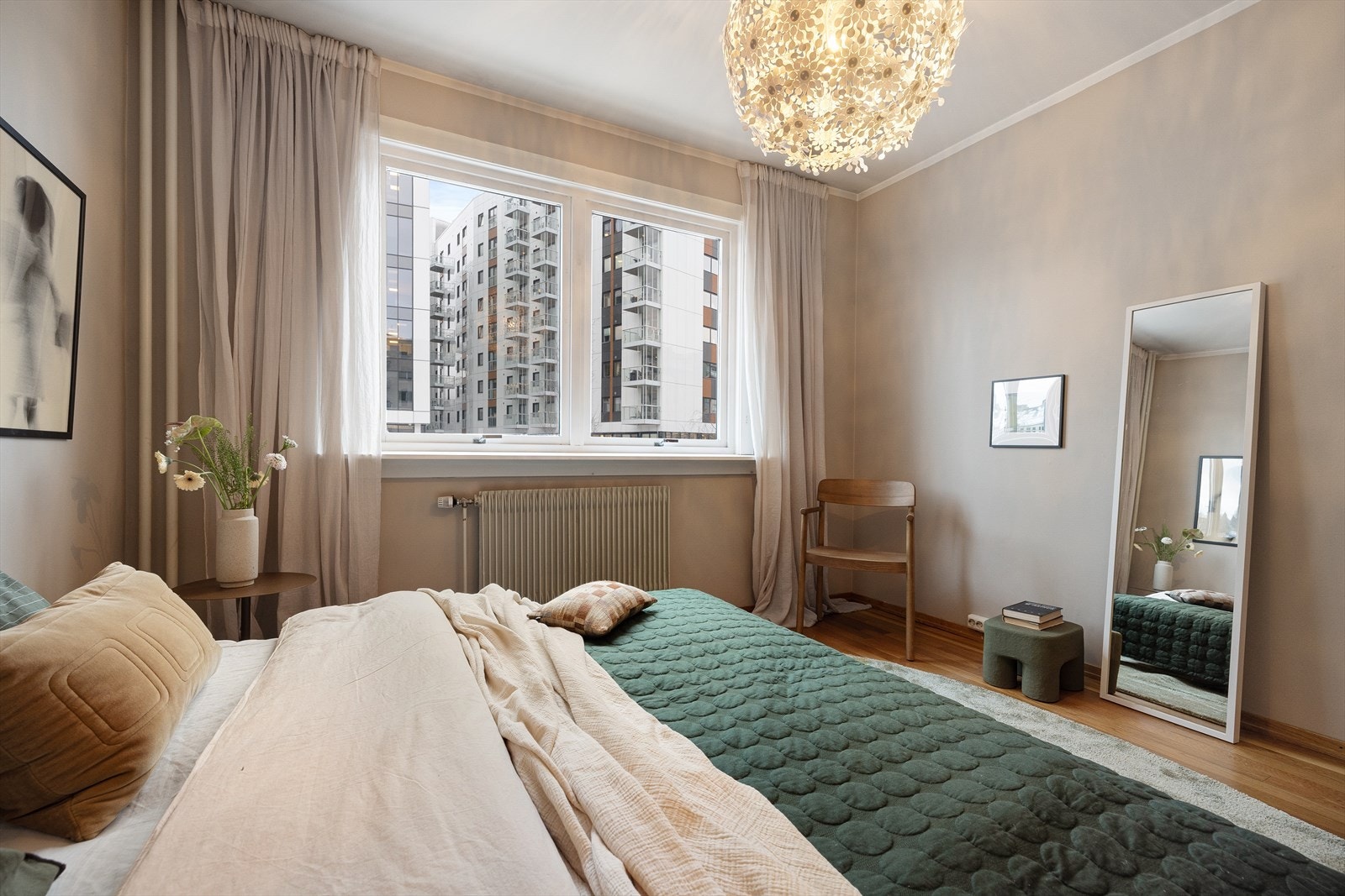 På hovedsoverommet er det god plass til dobbeltseng, nattbord og garderobeskap. Galleribilde