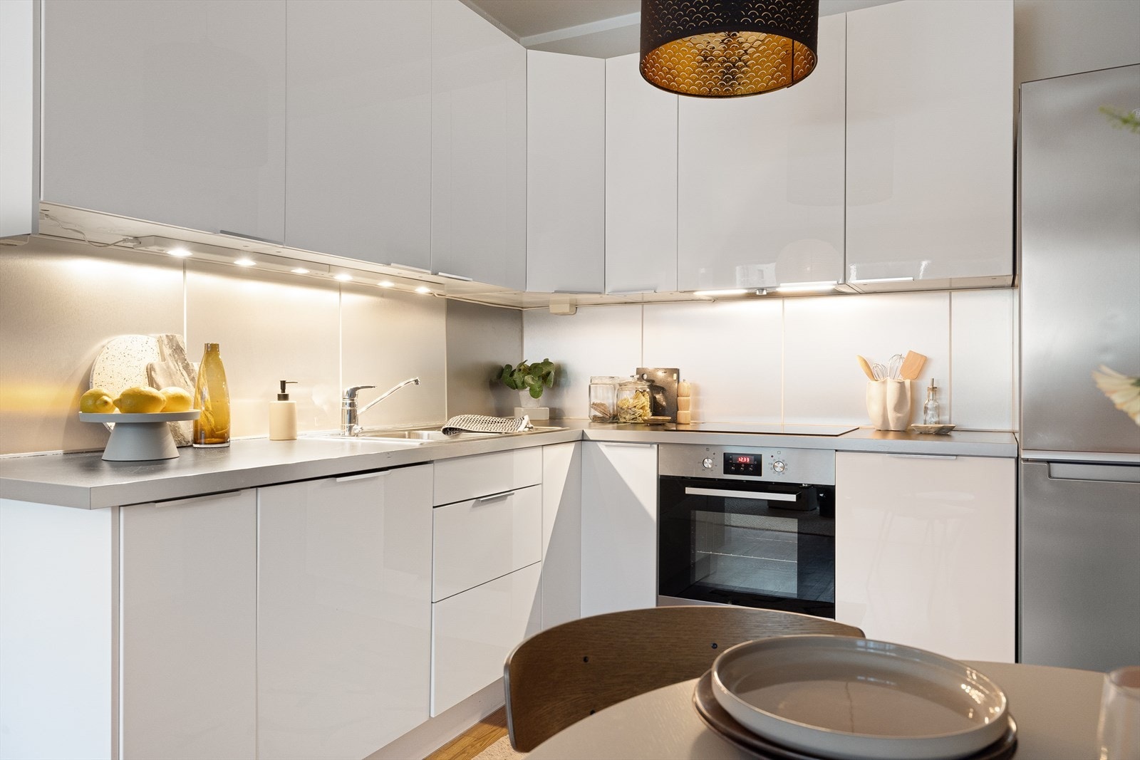 Det er integrert stekeovn, platetopp og oppvaskmaskin samt avsatt plass til frittstående kjøl/fryseskap. Galleribilde