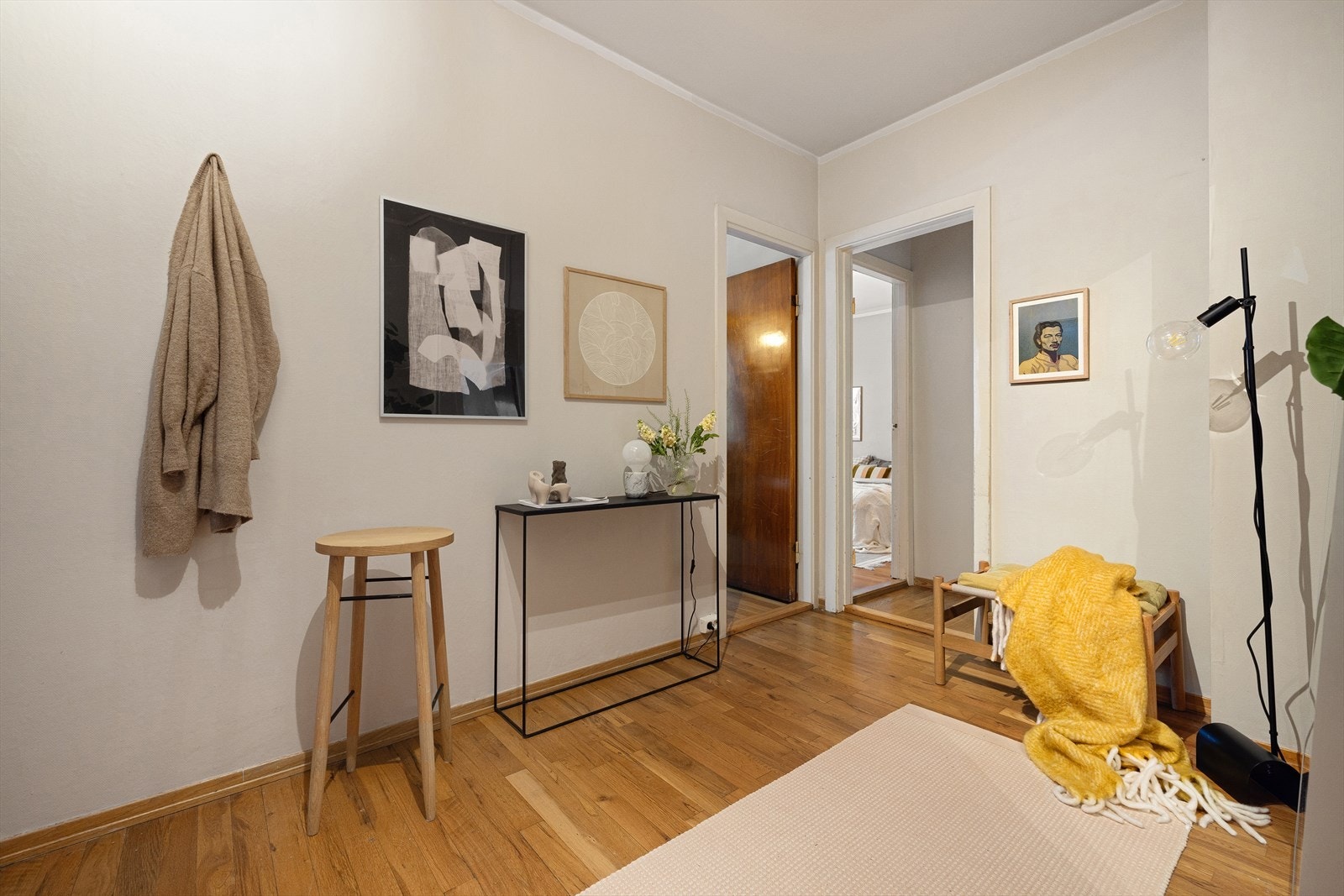 Det er god plass til knagger og skohylle for oppbevaring av yttertøy. Galleribilde