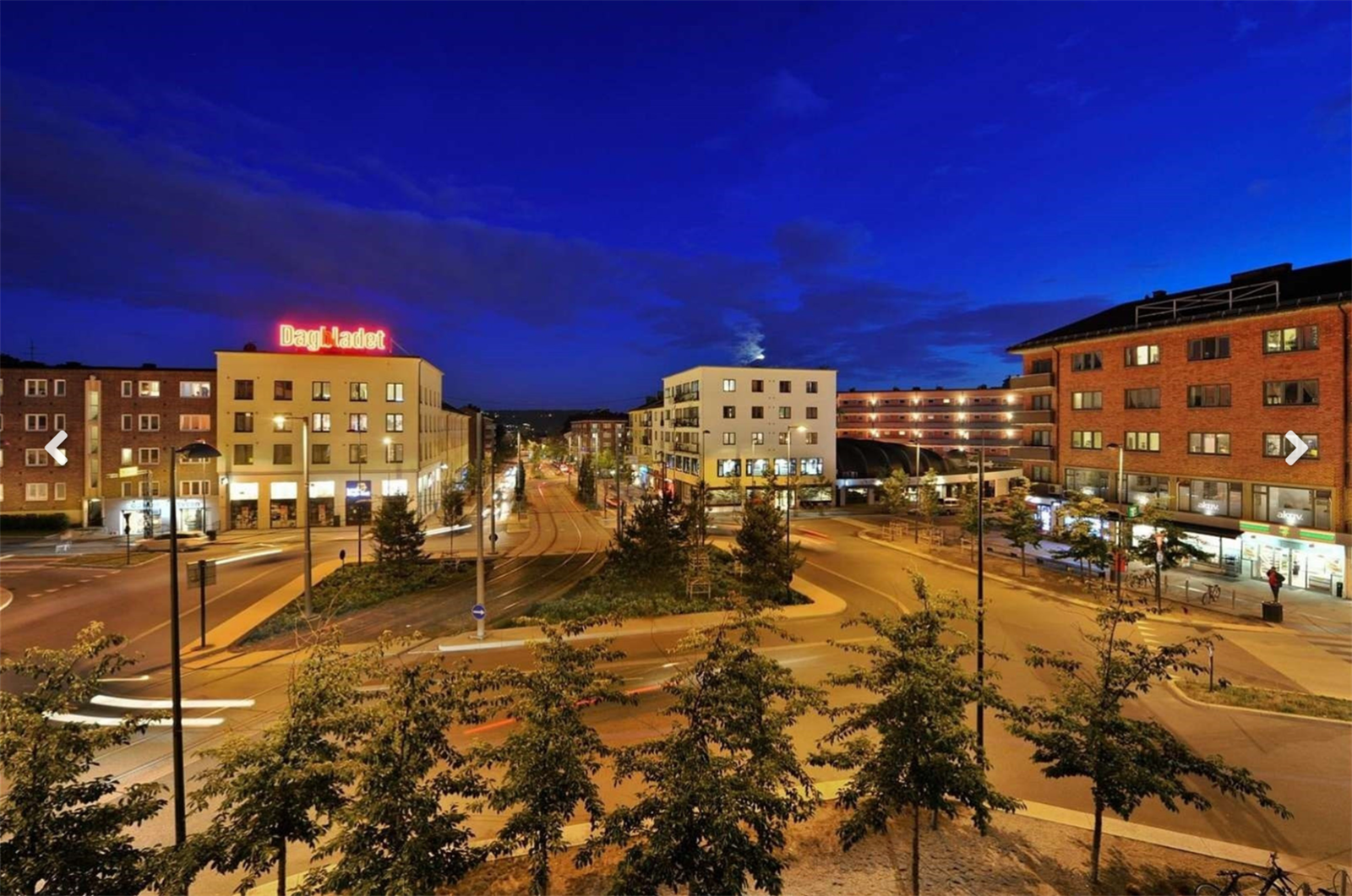 Carl Berner Plass er bare noen få minutters gange fra leiligheten. Herfra har du budd, trikk og T-bane som kan ta deg rundt til alle deler av byen. Galleribilde