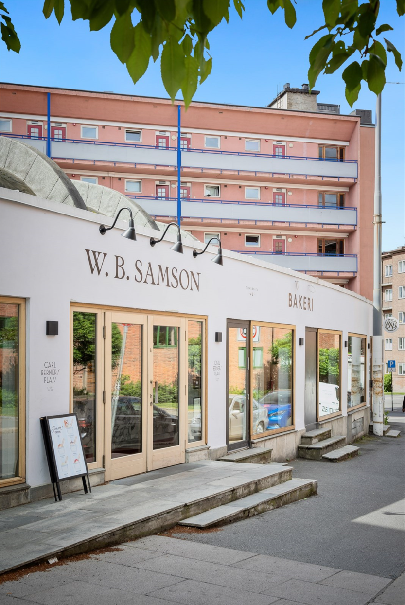 Litt nede i gaten finner man flere hyggelige kafeer, restauranter, barer, apotek, Jernia m.m Galleribilde