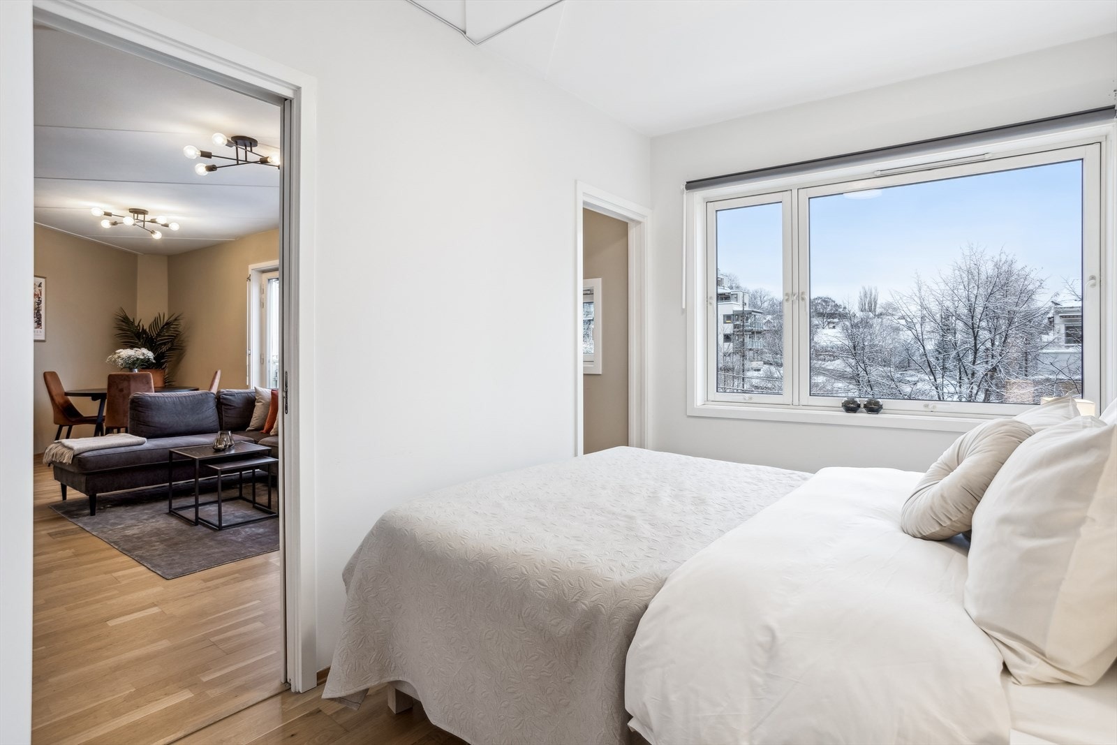 Soverommet er praktisk med god plass til seng og ønsket møblement. Galleribilde