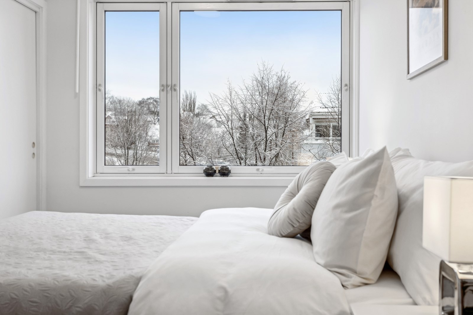 Store vinduer på soverommet gir en lun og god følelse. Galleribilde