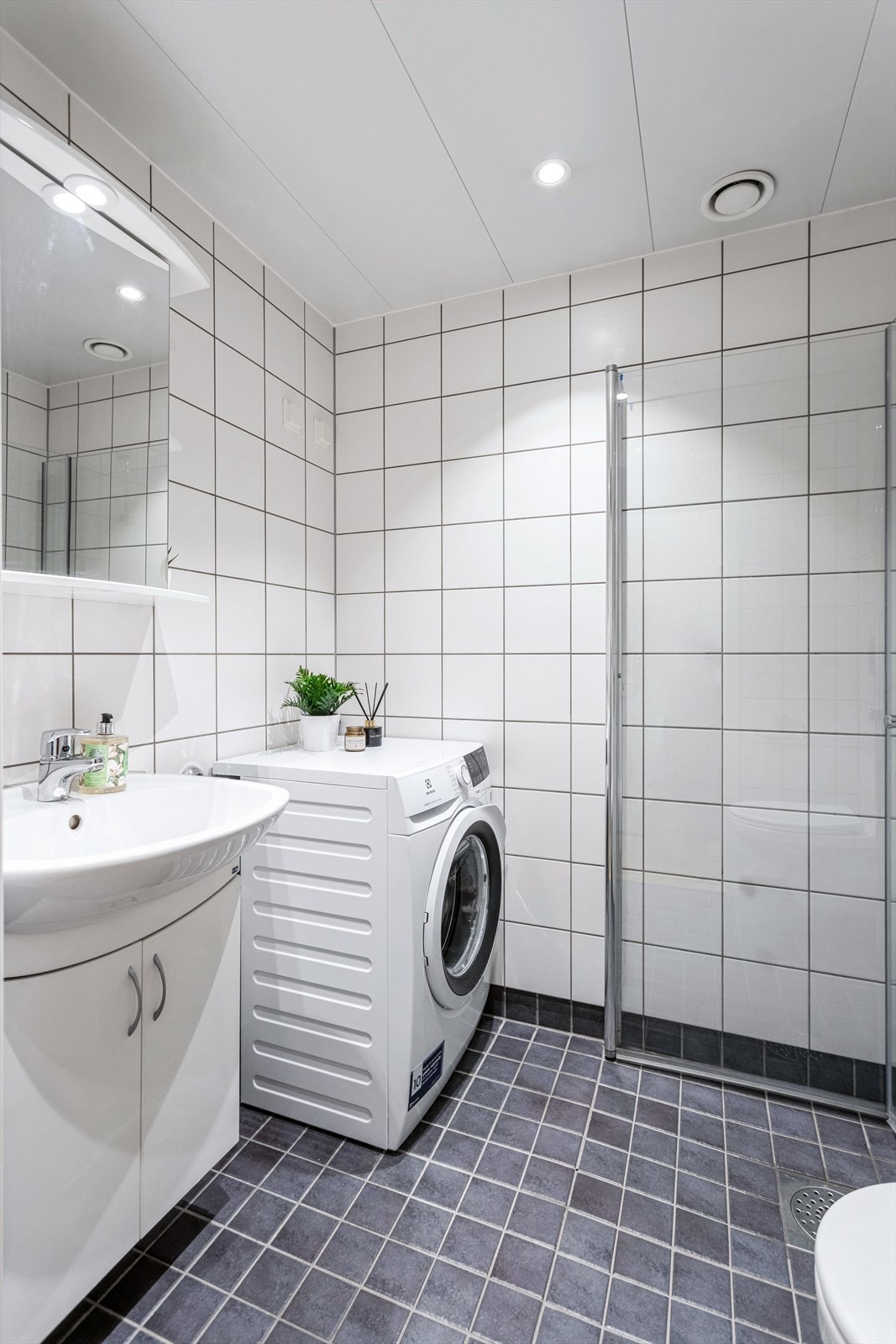 Opplegg for vaskemaskin og himlingsbelysning. Galleribilde