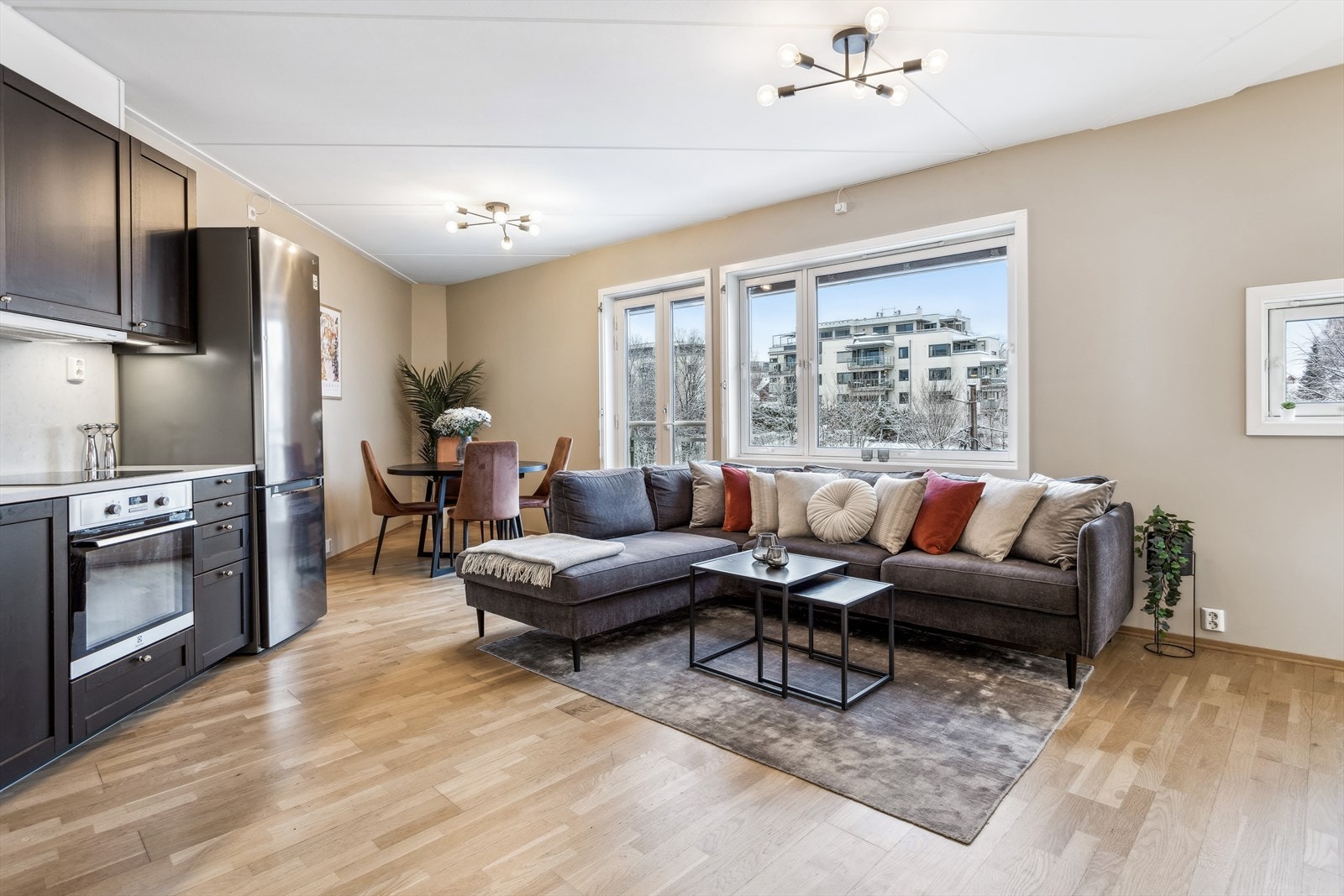 Luftig og åpen planløsning gir naturlig flyt mellom stue og kjøkken. Galleribilde