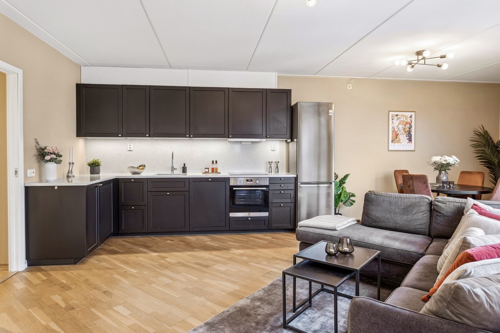 Kjøkken med fronter i tre fra 2021 med en funksjonell og tidløs utforming. Galleribilde