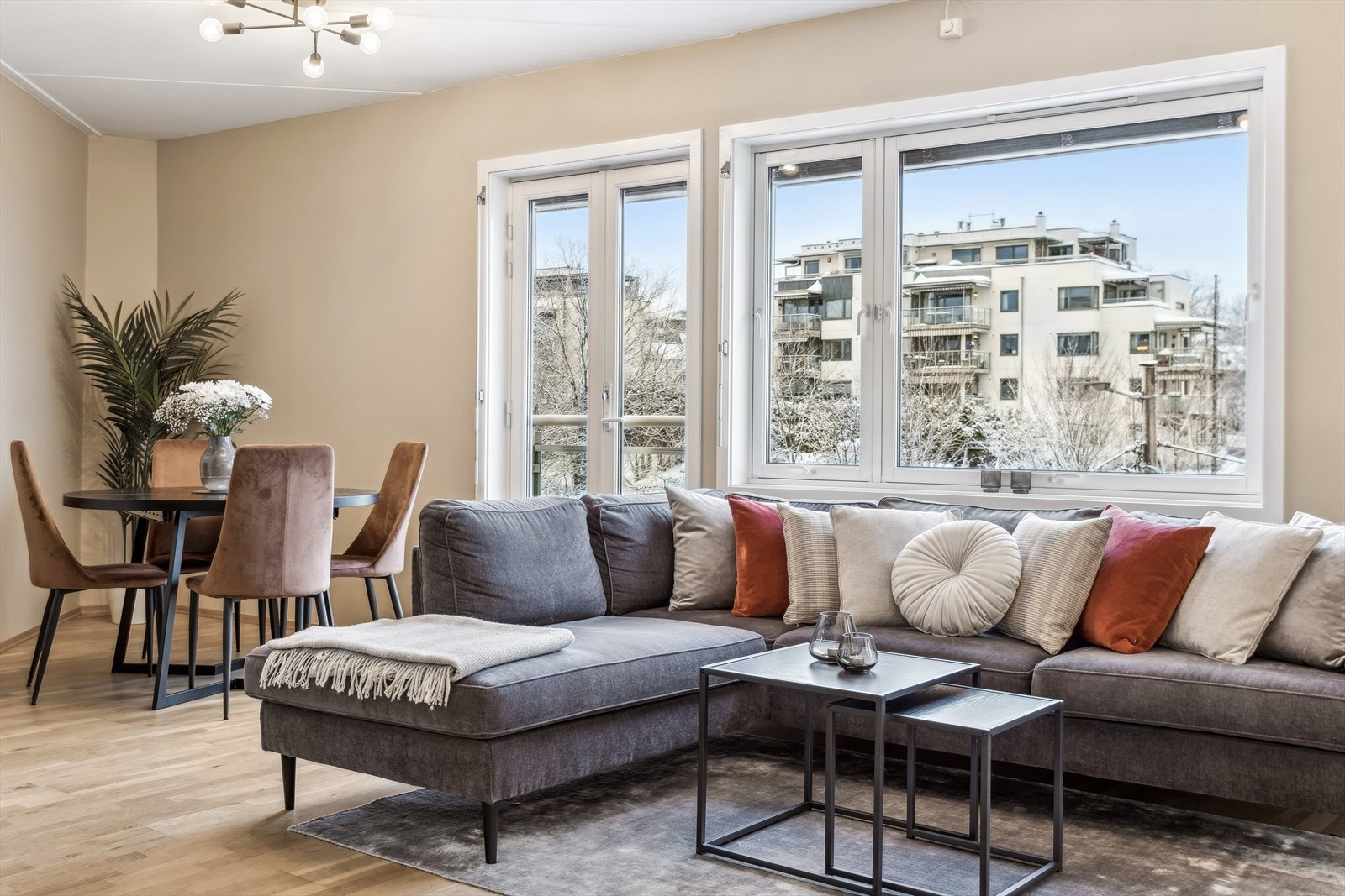 Fra stuen kan man åpne opp til fransk balkong med utsikt mot nabolaget. Galleribilde