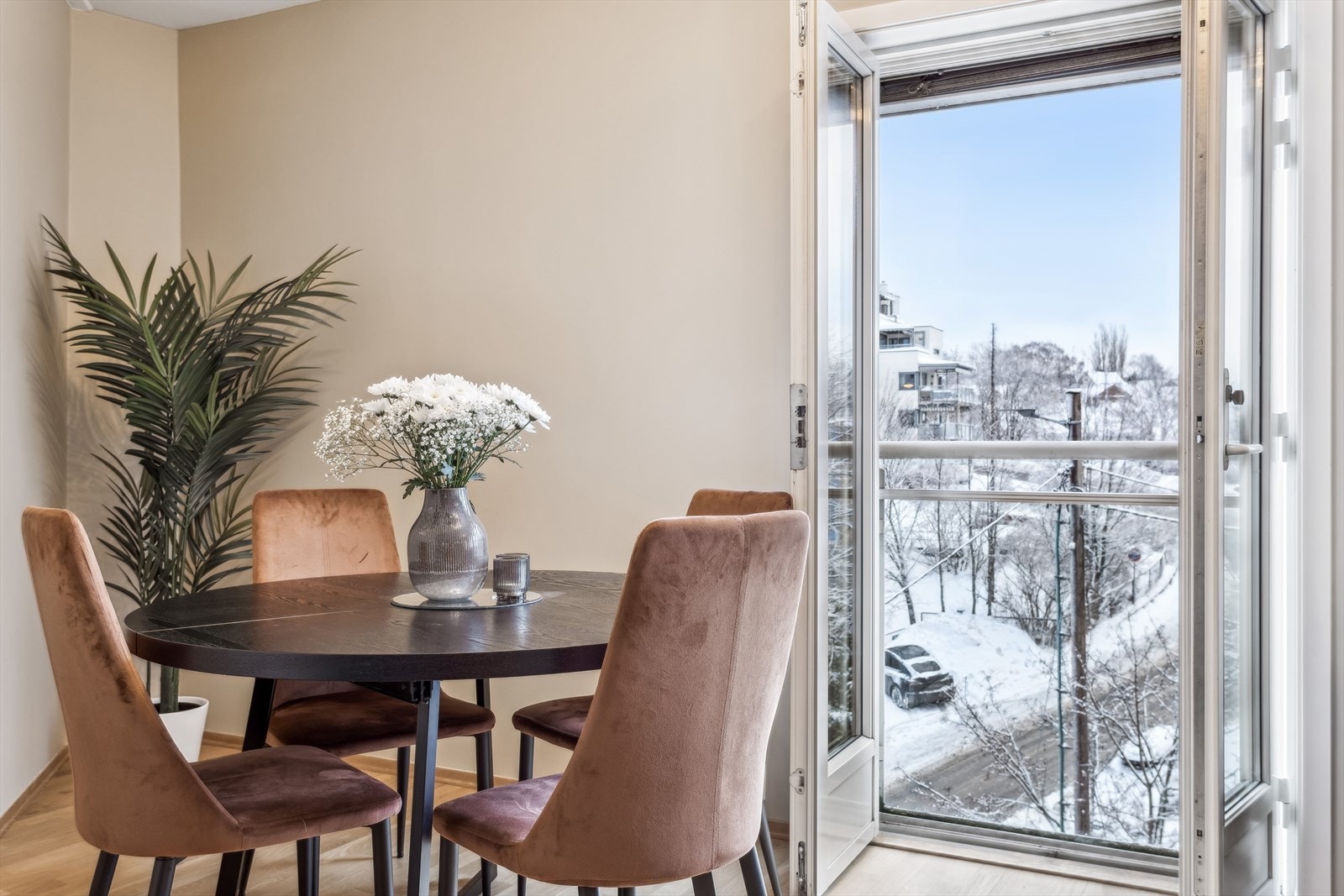 I hjørnet er det god plass til spisebord og stoler. Galleribilde