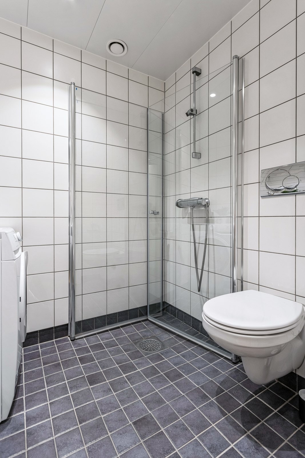 Baderom fra 2006 med flislagte overflater og varmekabler i gulvet. Perfekt på kalve morgninger. Galleribilde