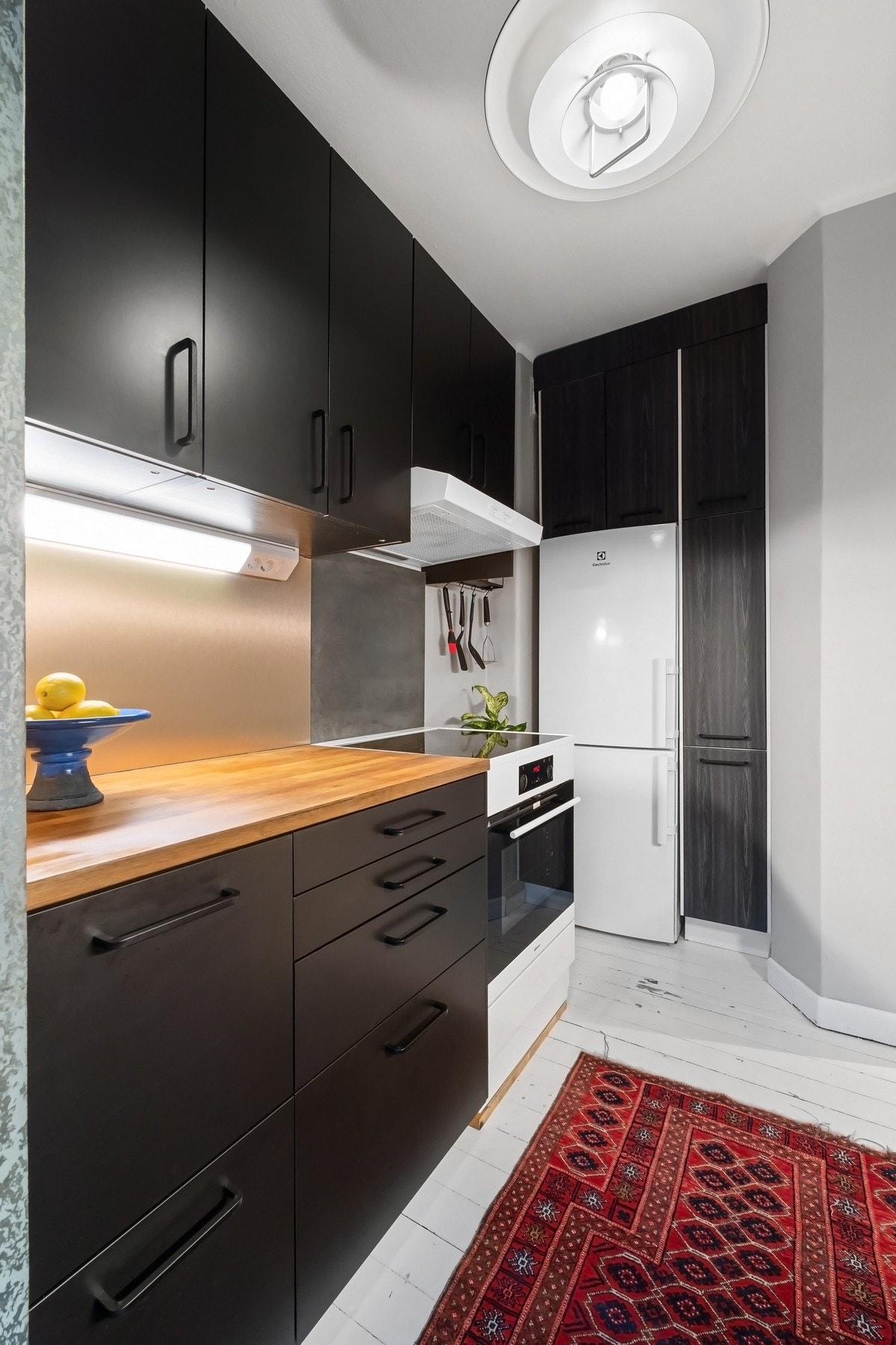 Lekkert kjøkken fra 2024! (Benkeplaten er bevart fra tidligere innredning). Galleribilde