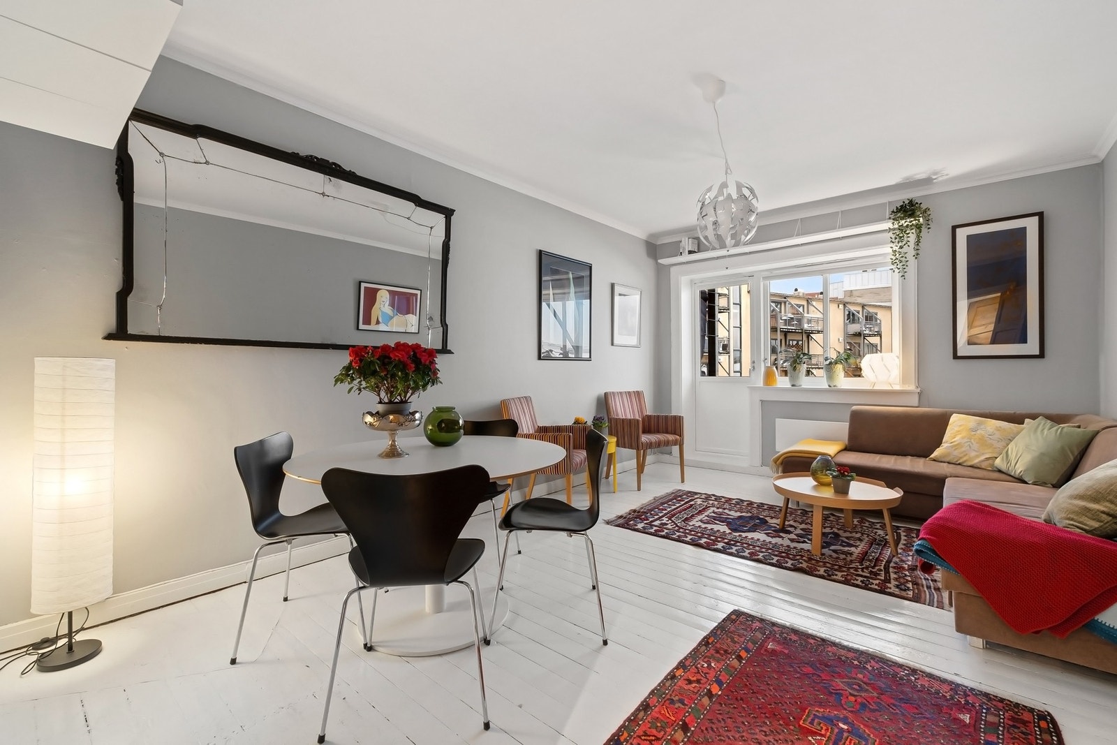 Overflatene er malt i tidløse farger, og gulvet består av malte, originale heltre gulvbord. Galleribilde