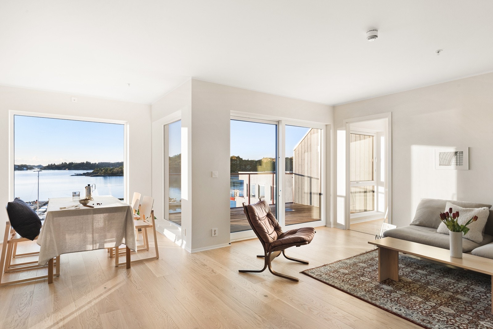 Nyt den fantastiske sjøutsikten fra sofaen eller fra spisebordet. Galleribilde