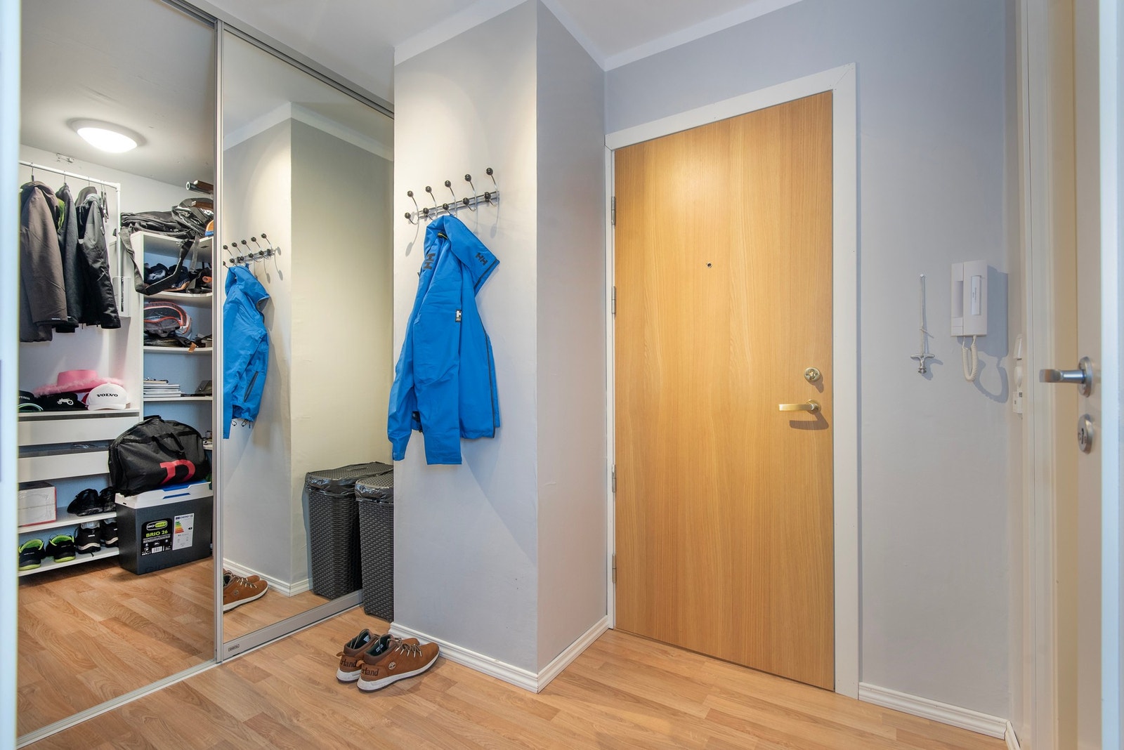 Skyvedør fra gang inn til stor bod/garderobe. Galleribilde