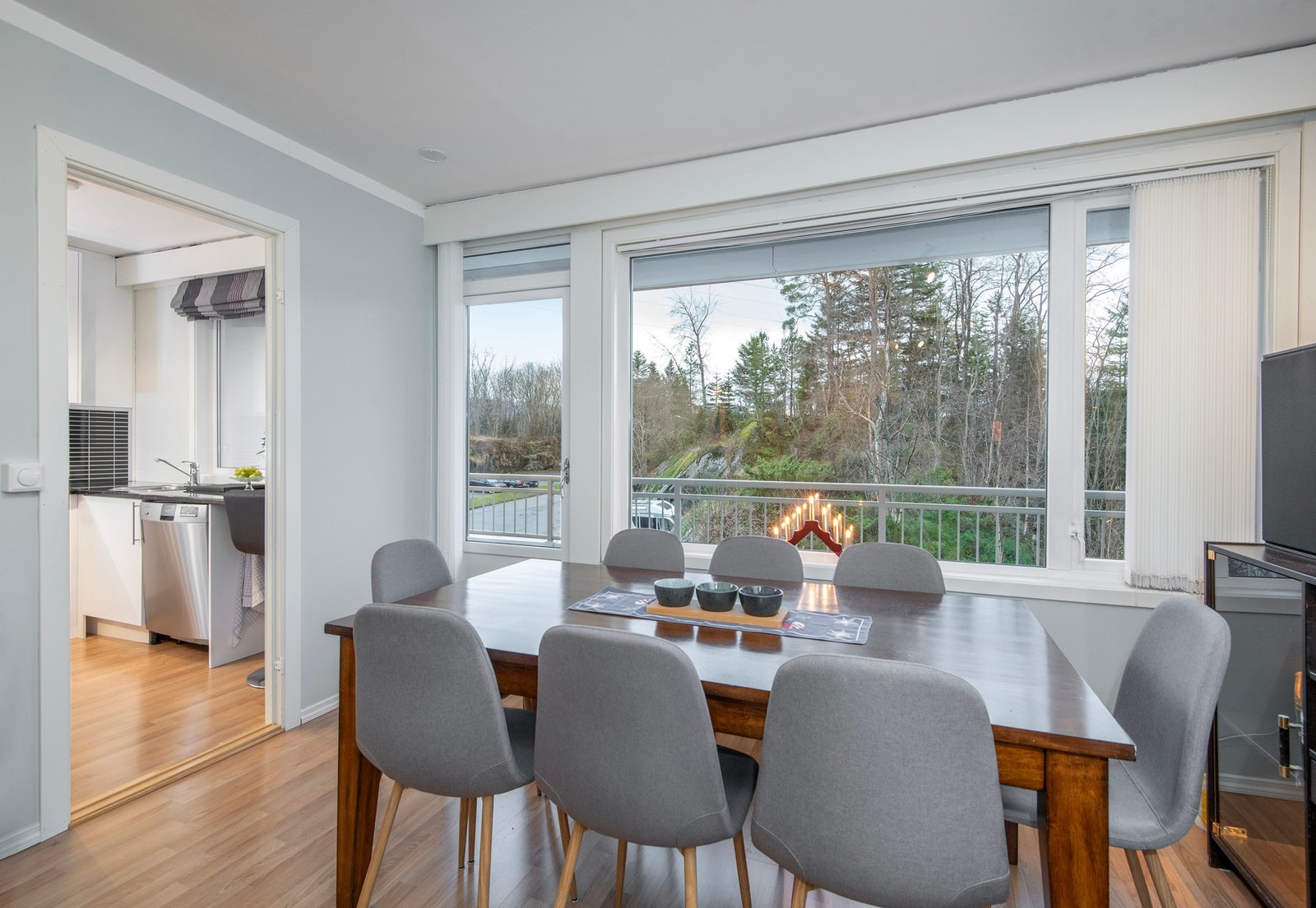 Utgang til vestvendt balkong fra stuen. Galleribilde